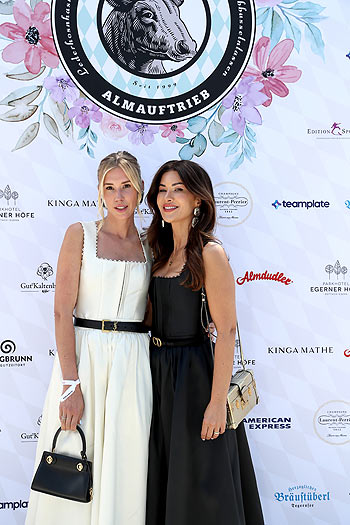 Jennifer Zimmermann, Füsun Lindner (re.) beim Almauftrieb 2024 Summer Edition auf "Gut Kaltenbrunn" am Tegernsee (©Foto: JK - Lovemark PR für Kinga Mathe)